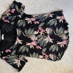 Aritzia babaton Women's Scoop Neck Floral Tee in Black with Pink & Green Print